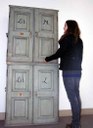 Historischer Archivschrank im Treppenhaus des Magazins