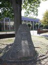 Im Schulhof der Grundschule Walldürn erinnert dieser Gedenkstein an den Bombenangriff vom 21. Juli 1944 und die dabei ums Leben gekommenen Schülerinnen