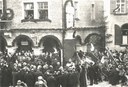 nthüllung des „Kriegerehrenmals“ 1927 an der Ecke der Westfassade des Rathauses