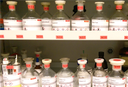 Flaschen in Chemieregal
