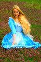 Prinzessin im Blumenfeld