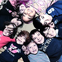 Schmuckbild mit Kindern, die im Kreis liegen