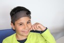 Ein Schüler mit Knochenleitungshörgerät (Stirnband)