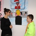Eine Lehrerin mit einem Schüler im Gespräch