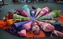 Kreisförmig angeordnete Schultüten liegen im Klassenzimmer auf dem Boden.