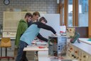 Berufliche Schule, Werkstatt, 3 Schüler schrauben an einem PC.