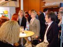 Frau Ministerin Schavan unterhält sich anlässlich der Preisverleihung mit Schülerinnen und Schülern