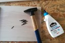Foto mit Schlosserhammer, Nägel und Holzleim