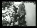 Soldat führt Kinder weg?