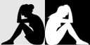 Black & White: zwei stilisierte weibliche Figuren sitzen Rücken an Rücken