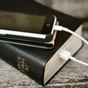 Smartphone auf Buch